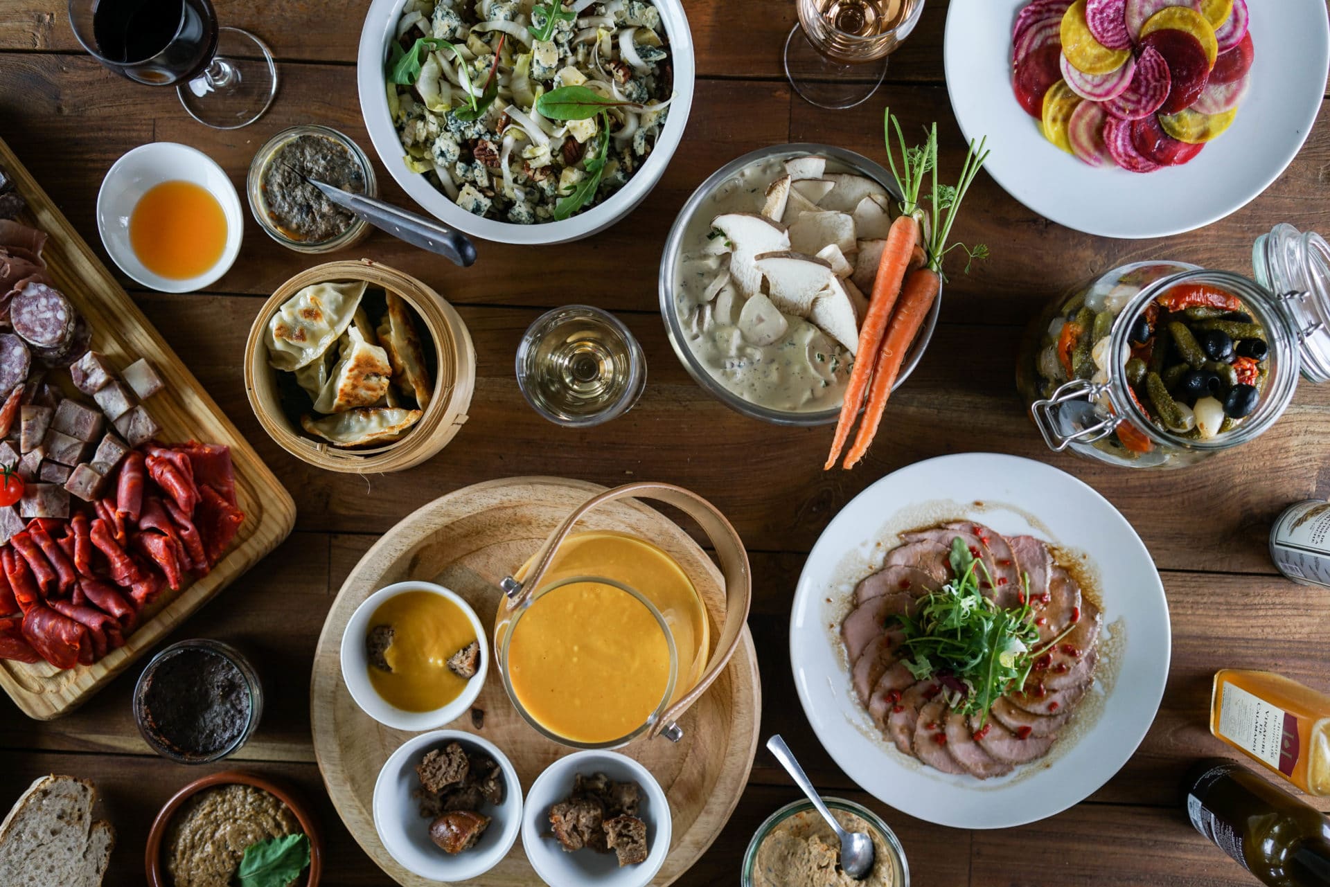 Plateaux d'entrées du traiteur Les 2 coudes sur la table 2