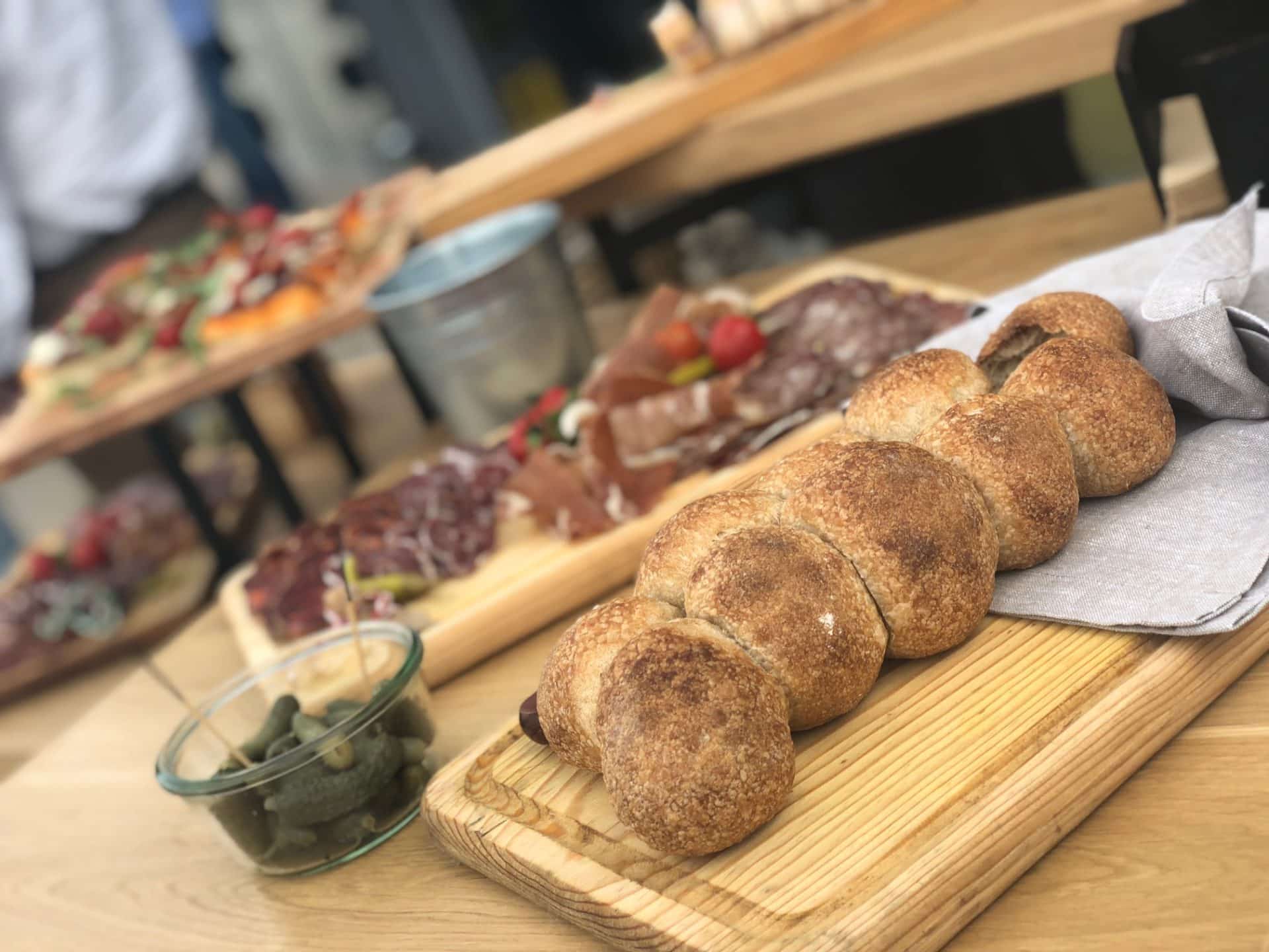 Comptoir apéritif charcuterie et pain