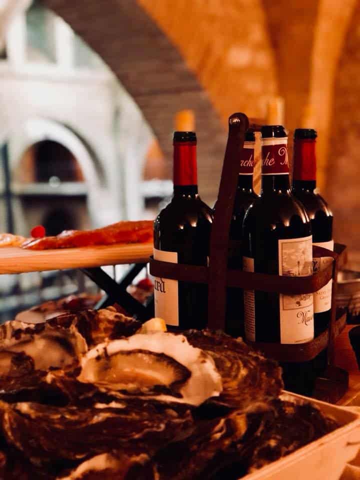 bouteilles de vin et huîtres du bassin